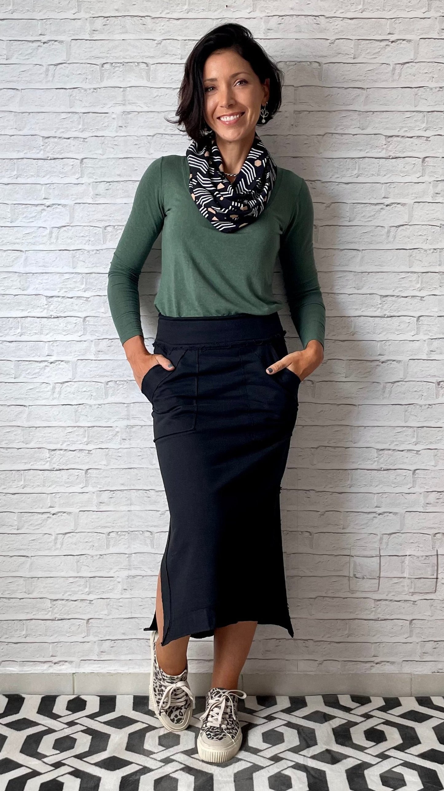 Saia Reta Moletom com bolsos (Preto)