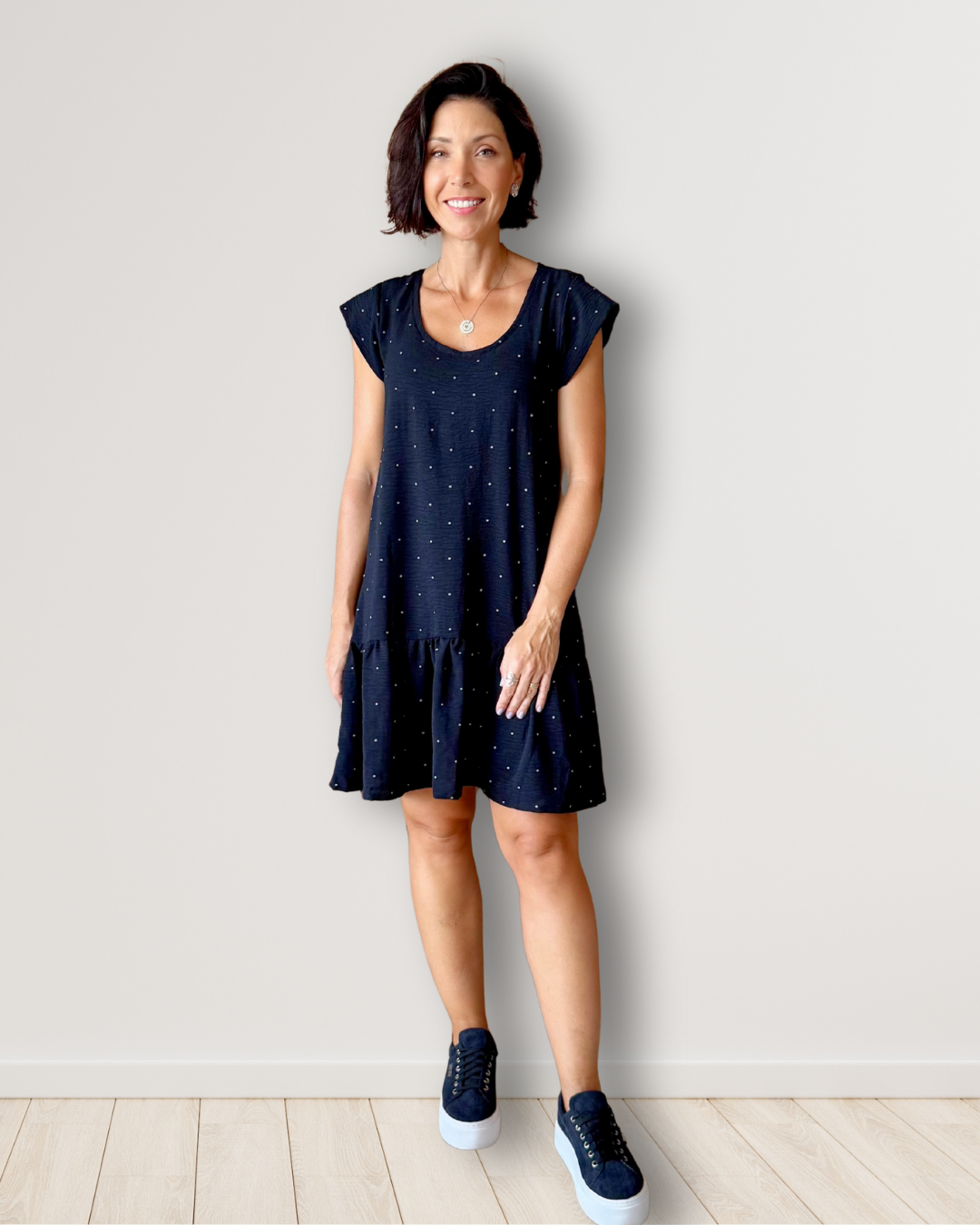 Vestido curto com detalhe em nó nas costas (preto com poá branco)