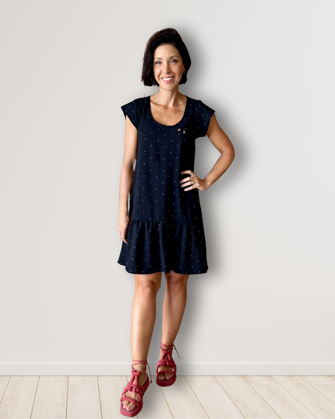 Vestido curto com detalhe em nó nas costas (preto com poá branco)