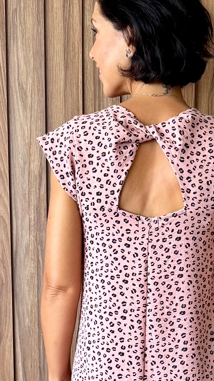 Vestido curto com detalhe em nó nas costas (rosê de oncinha)