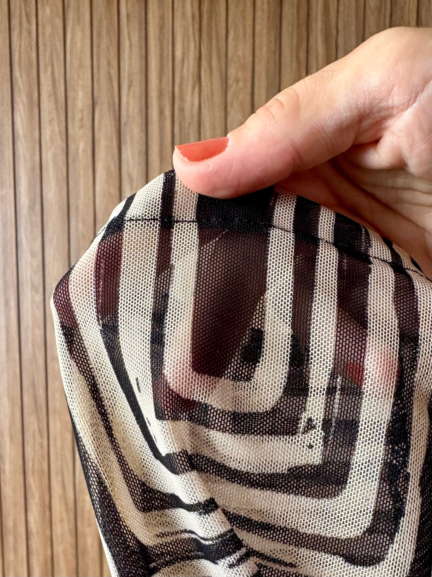 Blusa Manga Longa em Tule Geométrico com Top