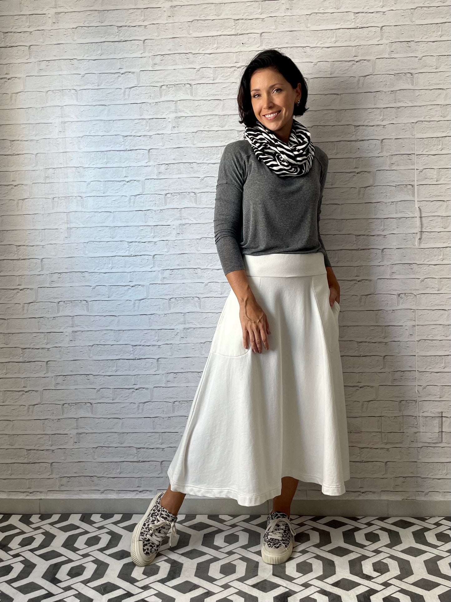 Saia Rodada Moletom com bolsos (Off White)