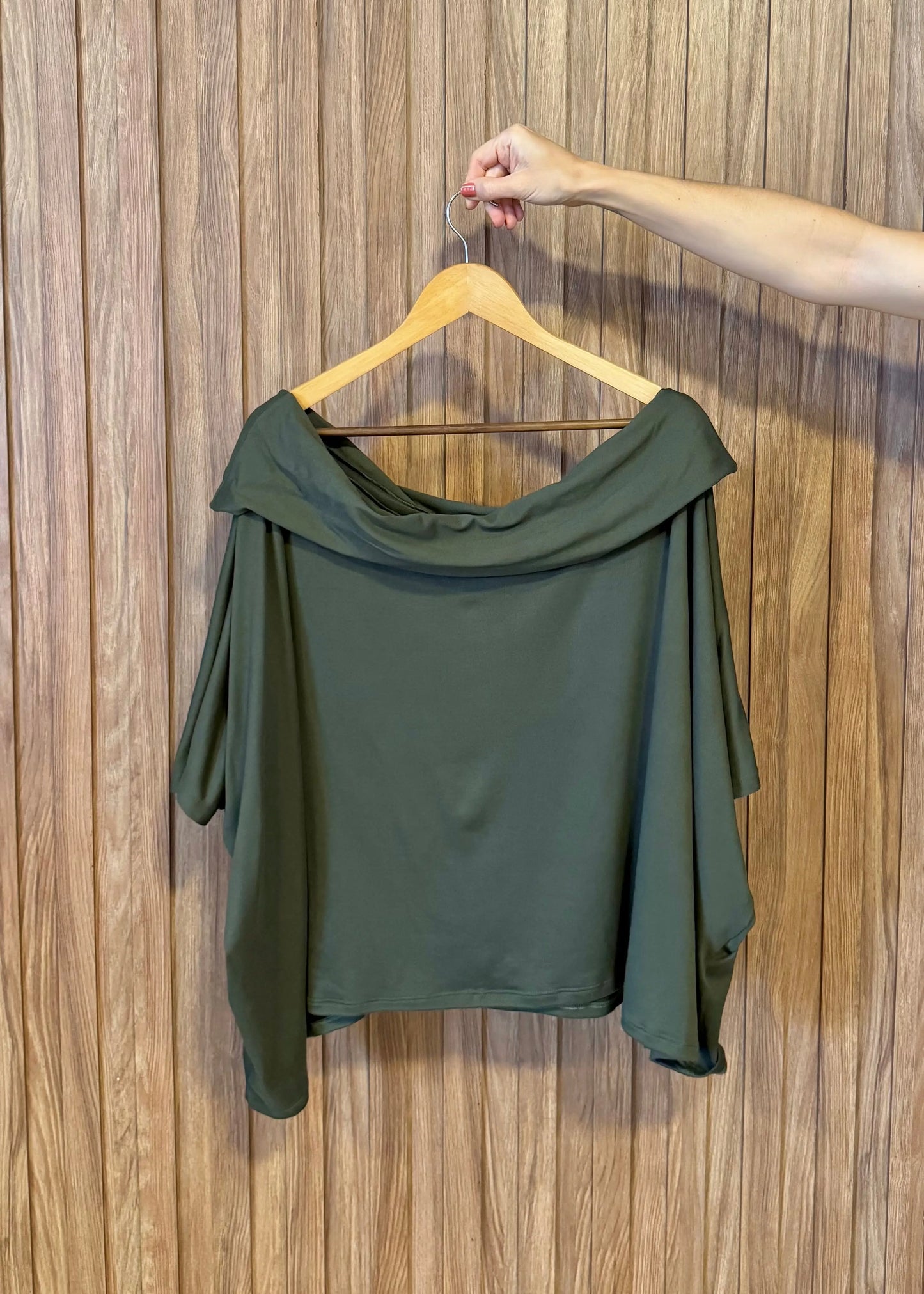 Blusa Golão Oversized em Suede Ecológico - Verde Militar - Maira da Mai Style