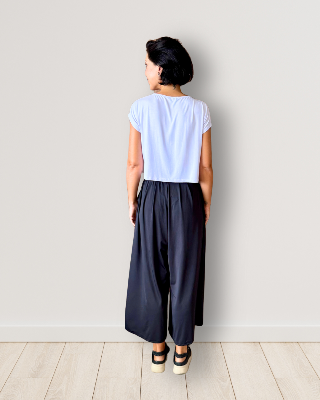 Calça Pantalona com bolsos em malha fria - preta