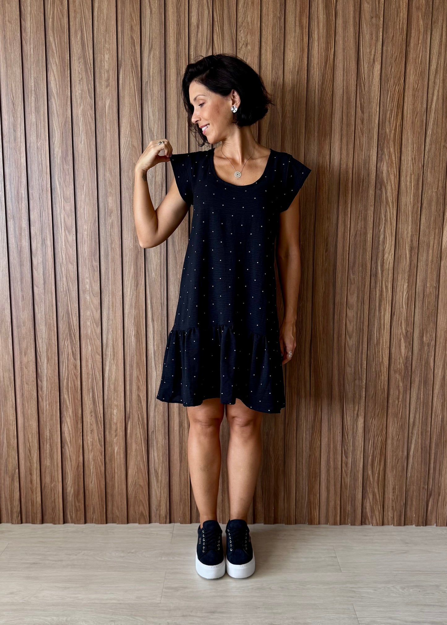 Vestido curto com detalhe em nó nas costas (preto com poá branco)