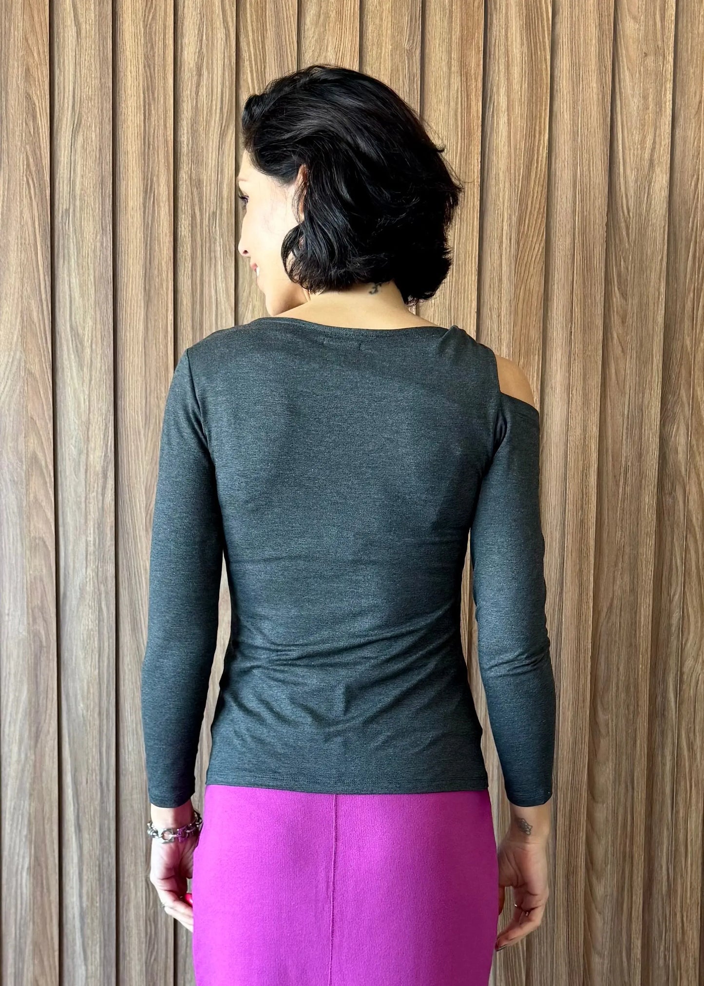 Blusa manga longa com detalhe nó ombro em viscolycra - Grafite - Maira da Mai Style