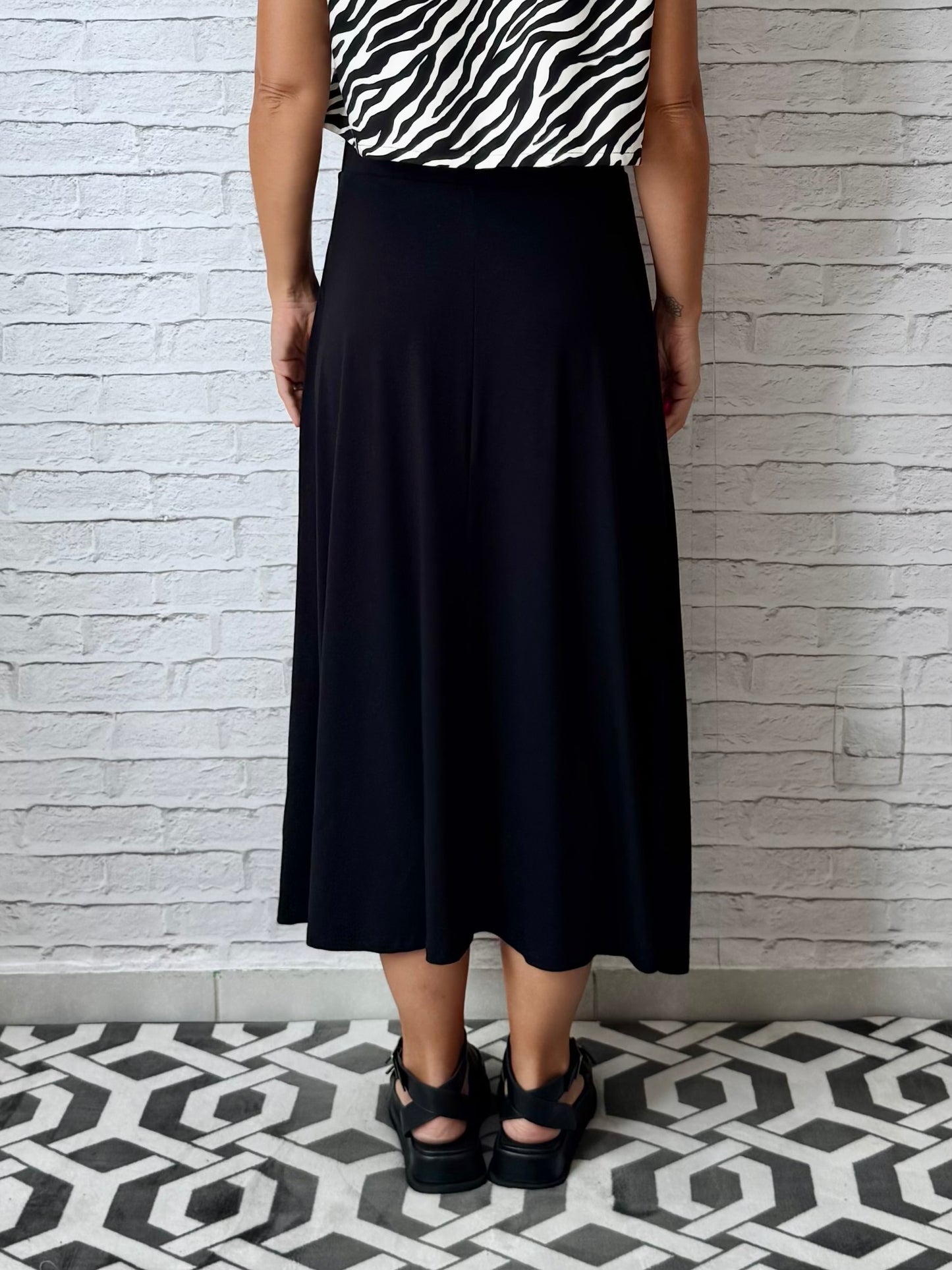 Saia Rodada em Viscolycra com bolsos (Preta)