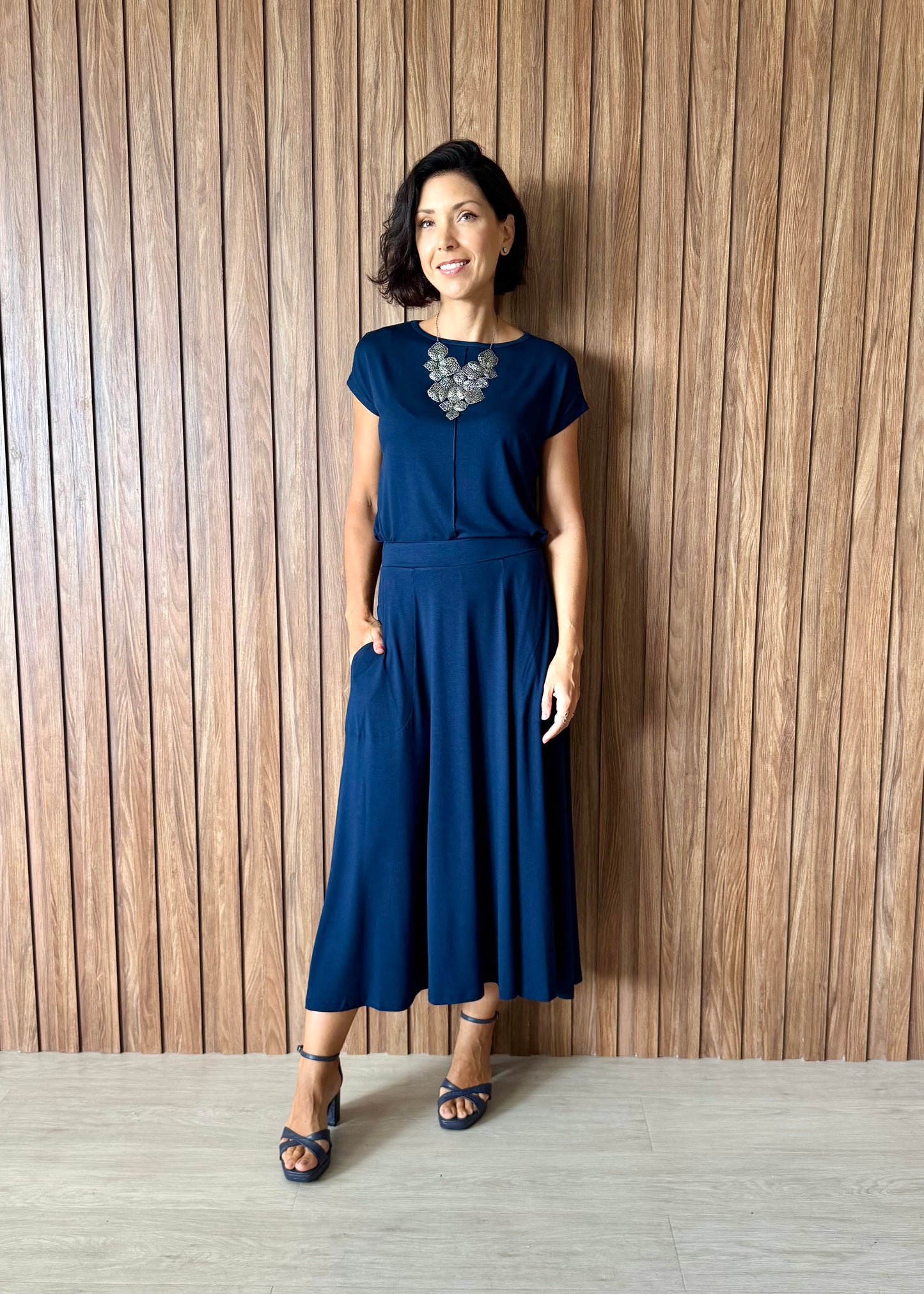 Saia Rodada em Viscolycra com bolsos (Azul Marinho)