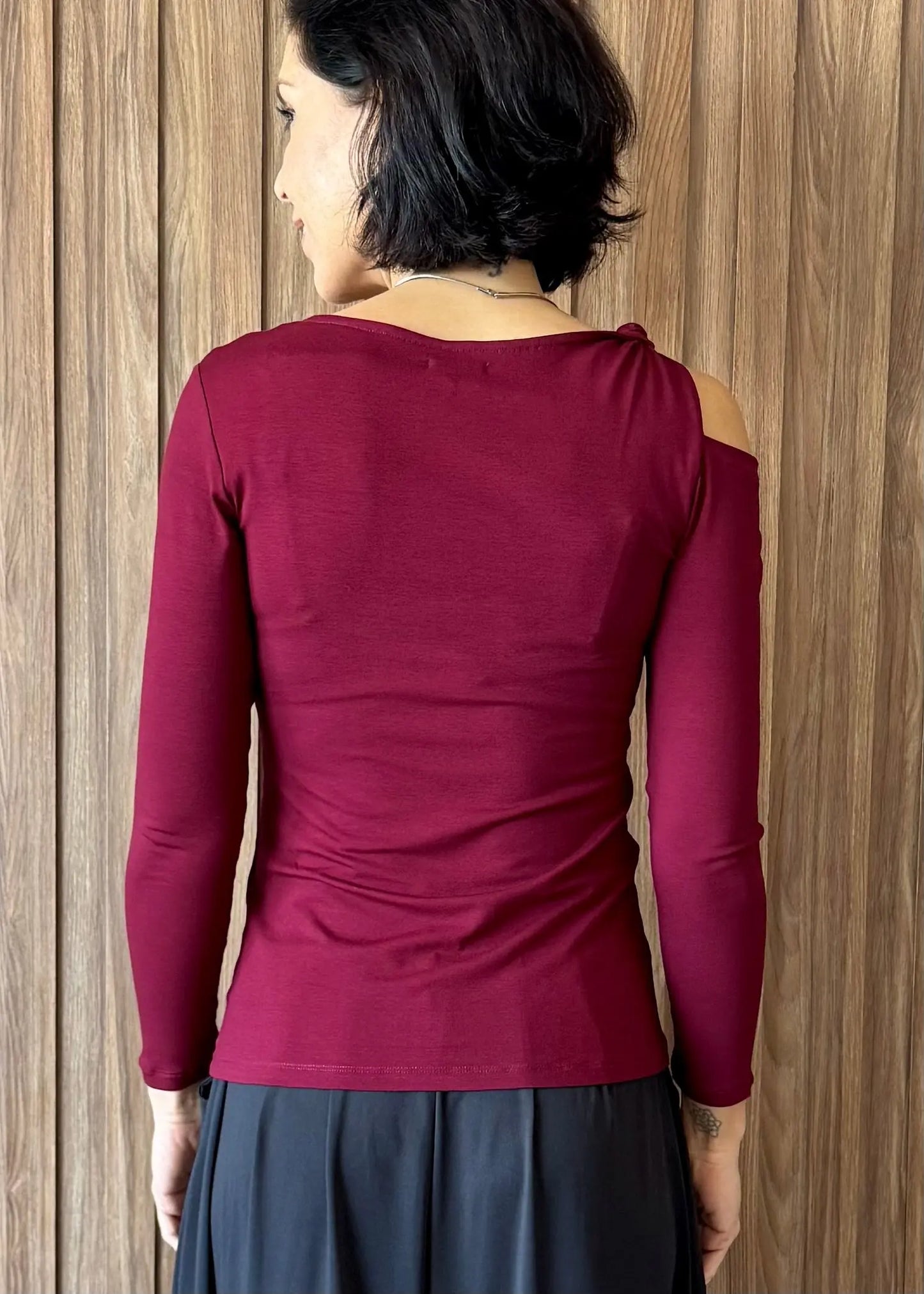 Blusa manga longa com detalhe nó ombro em viscolycra - Vinho - Maira da Mai Style