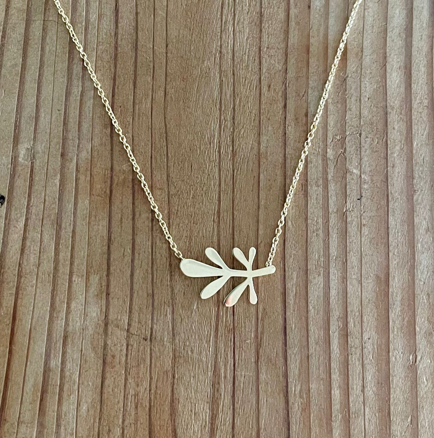 Colar Mini Folha Arruda (em PRATA 925 banhada a Ouro 18K)