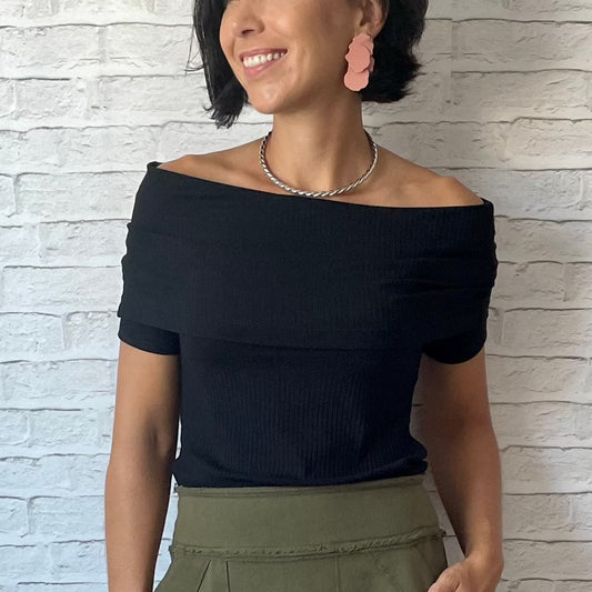 Blusa com Gola Ombro a Ombro - Preta