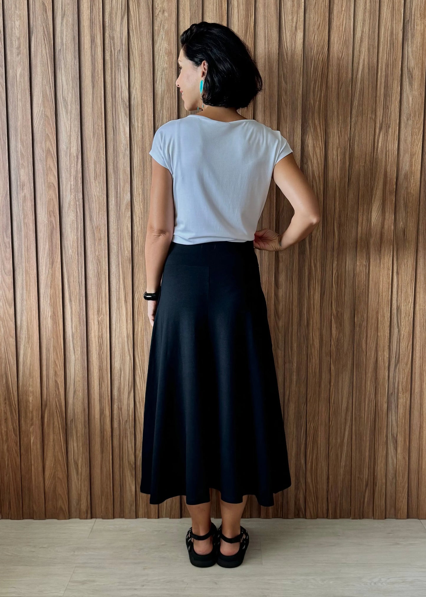 Saia Rodada com bolsos em Moletinho com Elastano (Preto) - Maira da Mai Style