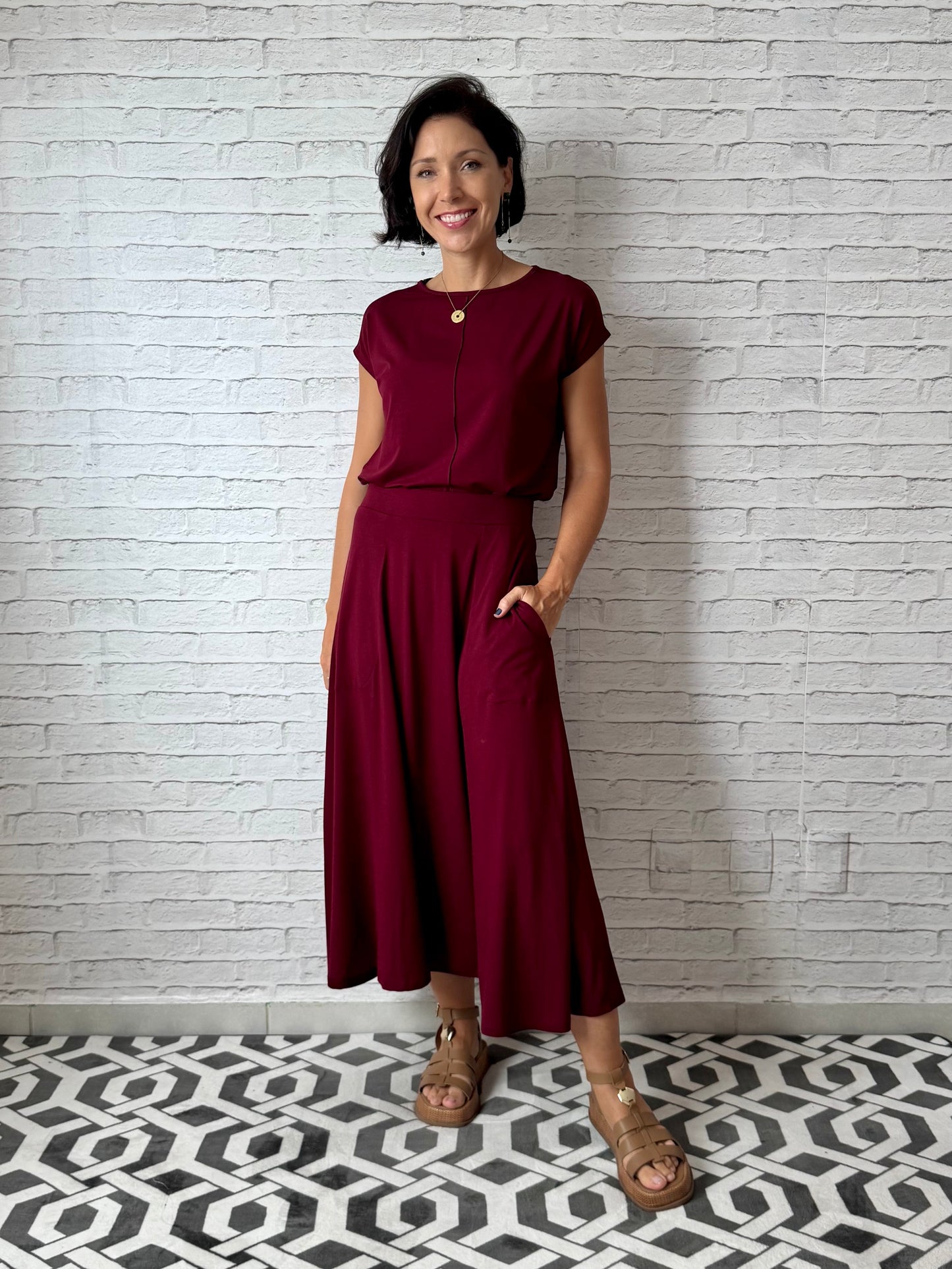 Saia Rodada em Viscolycra com bolsos (Vinho)