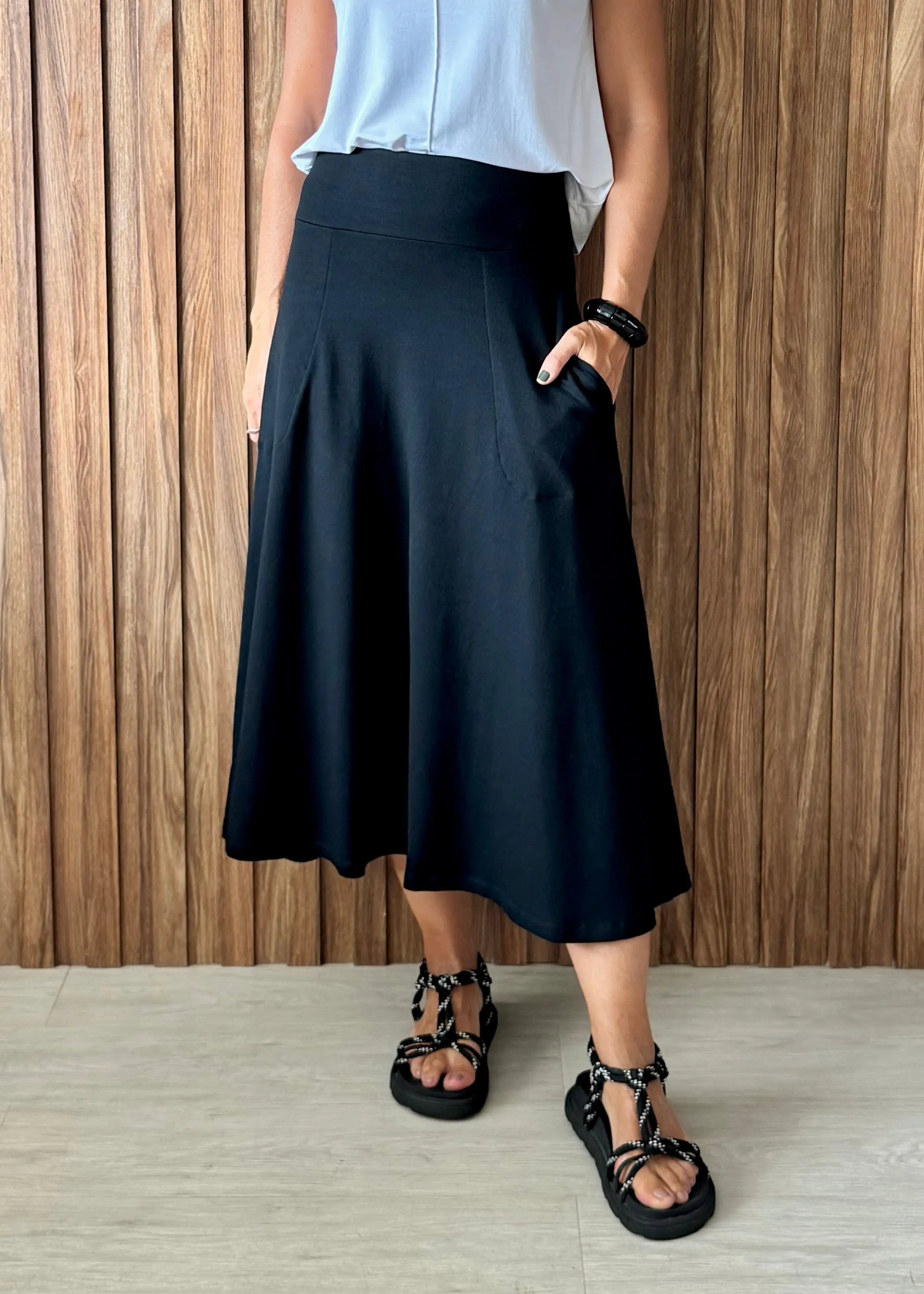 Saia Rodada com bolsos em Moletinho com Elastano (Preto)