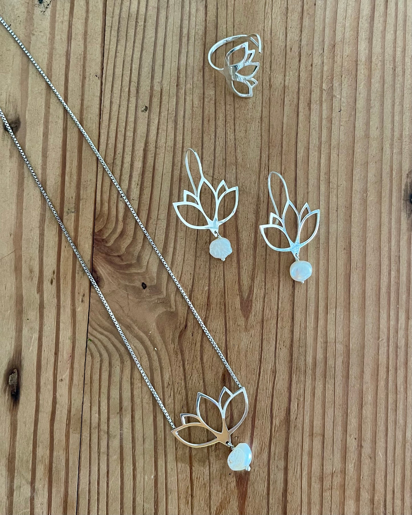 Brinco Flor de Lótus em Prata 925 com Pérolas Barrocas