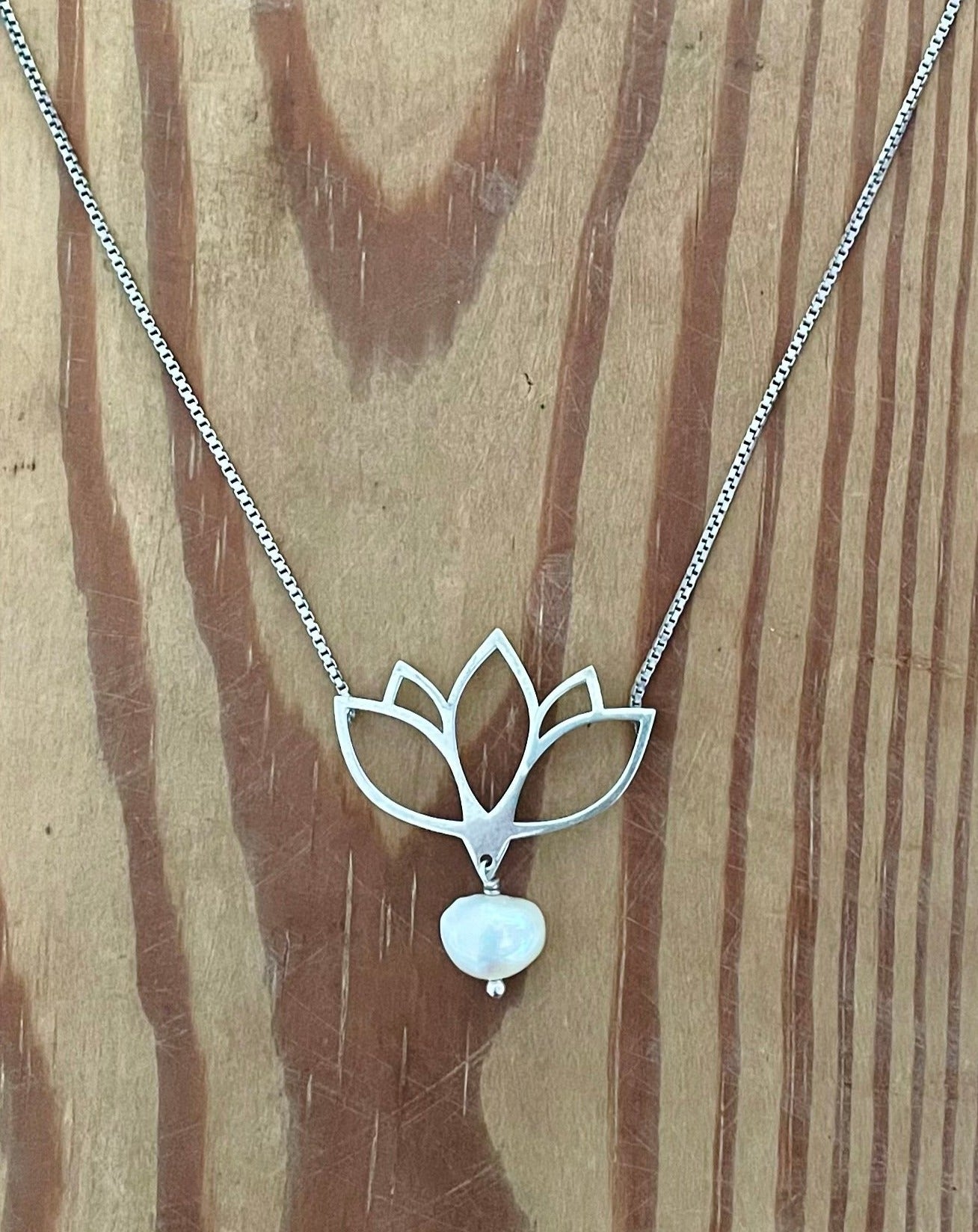 Colar Flor de Lótus em Prata 925 com Pérola Barroca