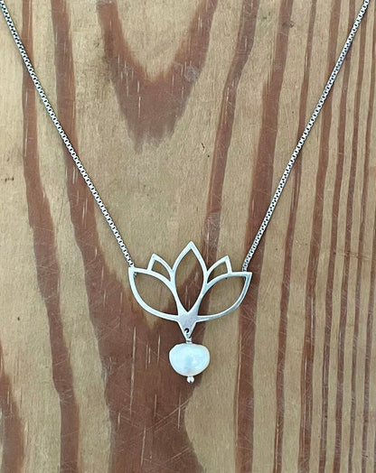 Colar Flor de Lótus em Prata 925 com Pérola Barroca