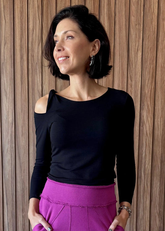 Blusa manga longa com detalhe nó ombro em viscolycra - Preta - Maira da Mai Style