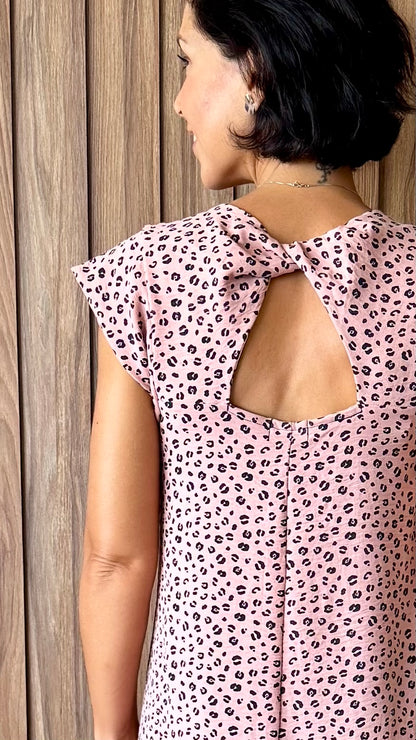 Vestido curto com detalhe em nó nas costas (rosê de oncinha)