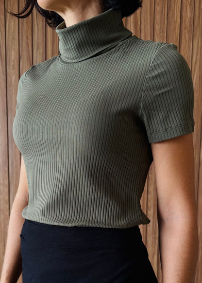 Gola Alta Canelada Manga Curta Verde Musgo