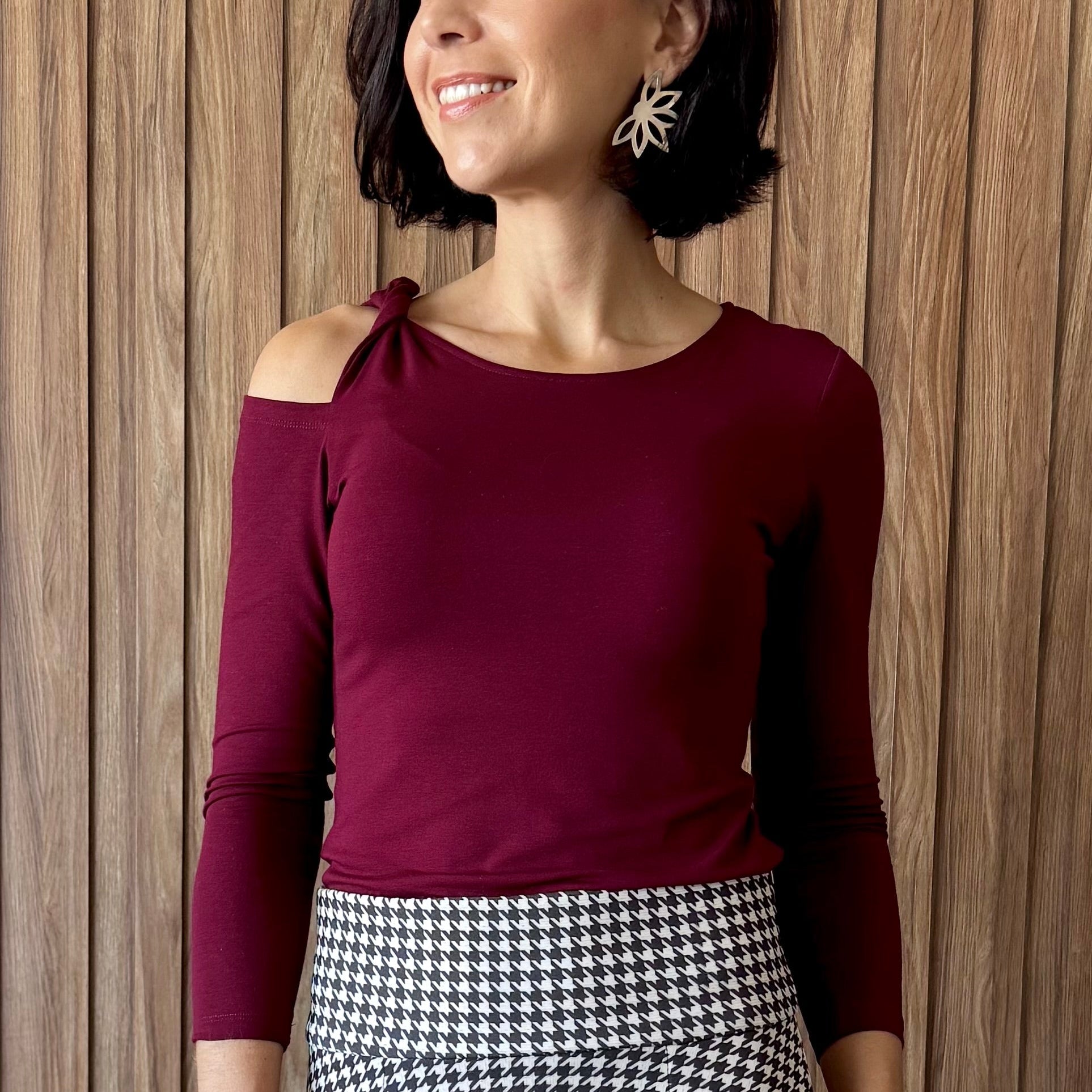 Blusa manga longa com detalhe nó ombro em viscolycra - Vinho