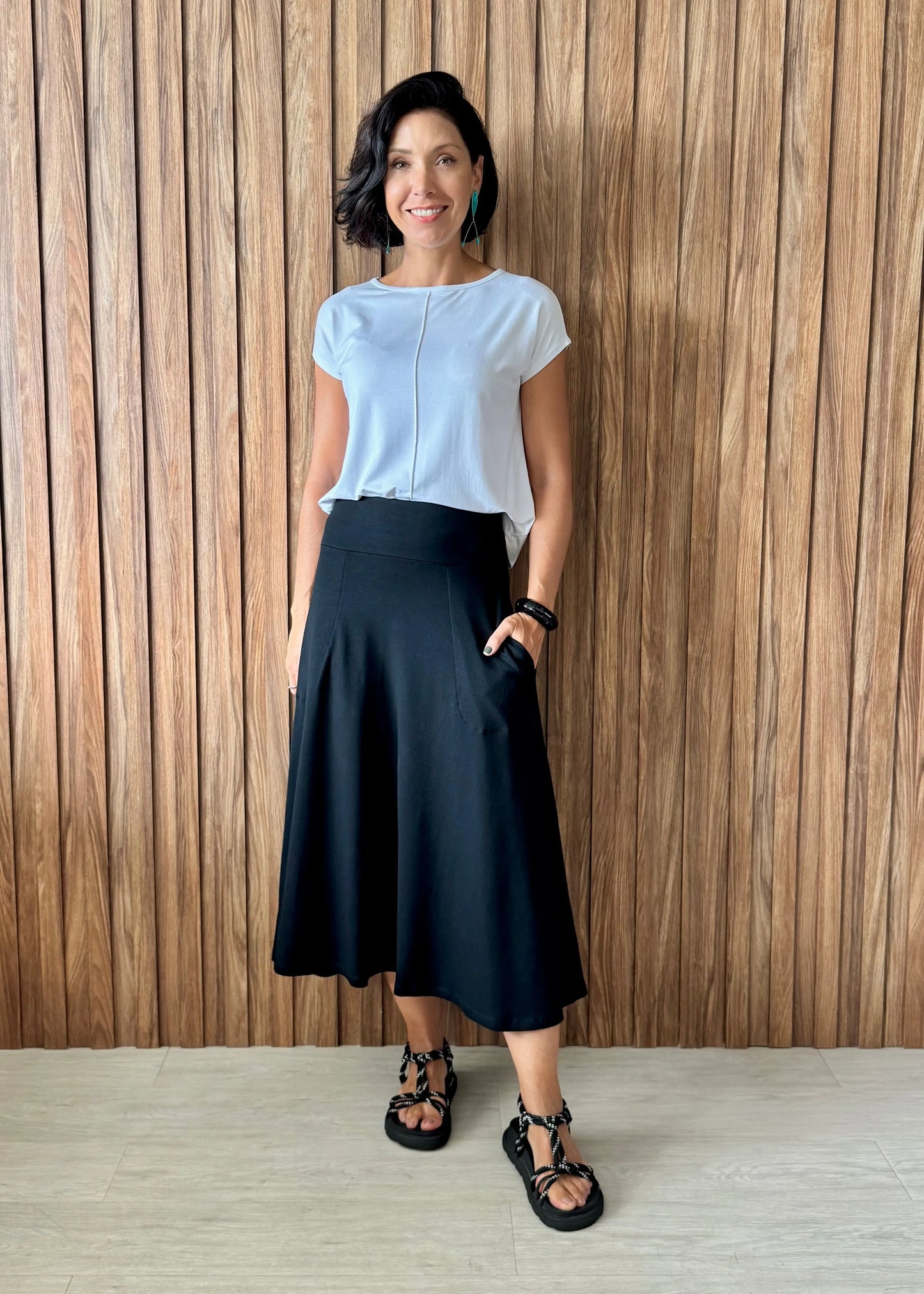 Saia Rodada com bolsos em Moletinho com Elastano (Preto) - Maira da Mai Style