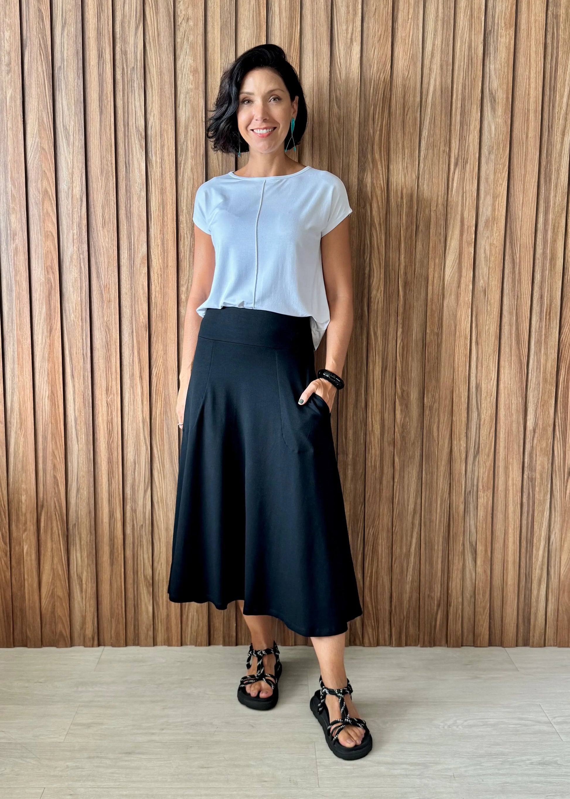 Saia Rodada com bolsos em Moletinho com Elastano (Preto) - Maira da Mai Style