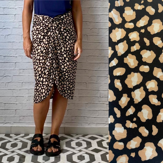 Saia Midi Transpassada em Viscose - Estampa Oncinha
