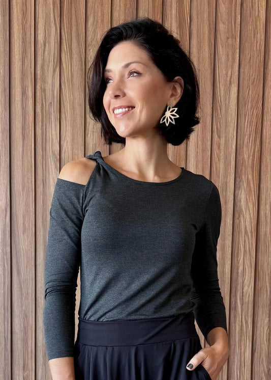 Blusa manga longa com detalhe nó ombro em viscolycra - Grafite - Maira da Mai Style