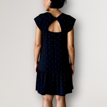 Vestido curto com detalhe em nó nas costas (preto com poá branco)