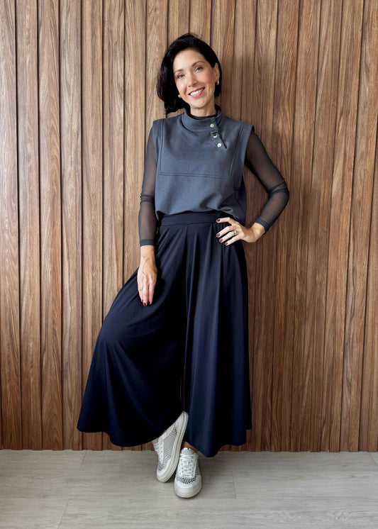 Blusa Tule Cinza + Colete Grafite + Calça pantalona preta 