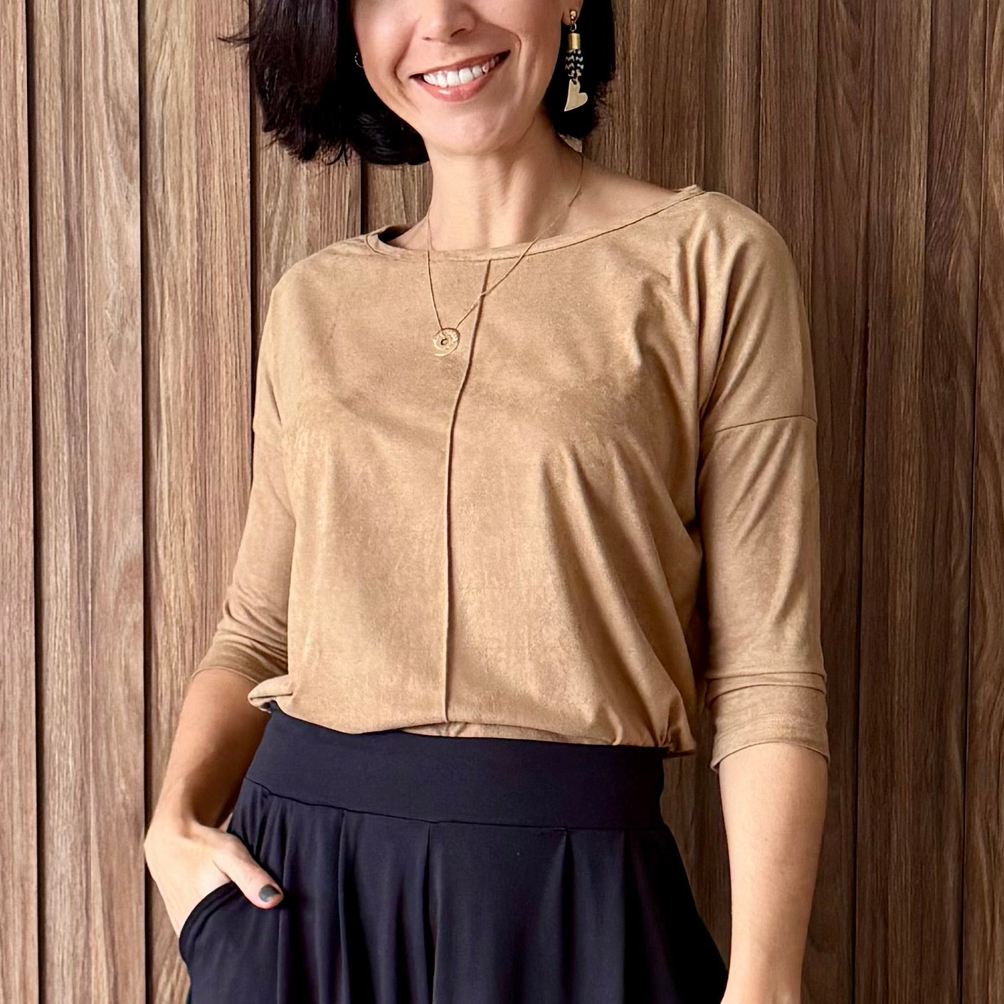 Blusa delícia manga 3/4 em suede - Caramelo