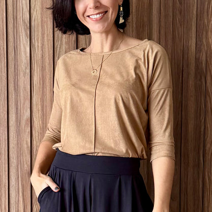 Blusa delícia manga 3/4 em suede - Caramelo
