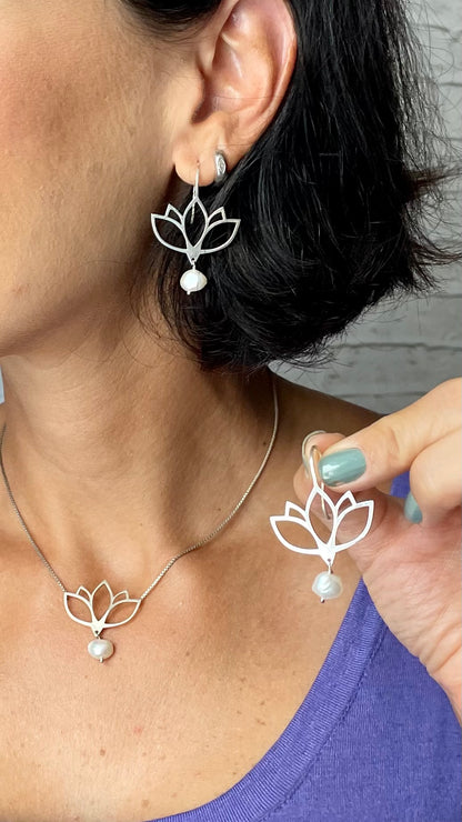 Brinco Flor de Lótus em Prata 925 com Pérolas Barrocas