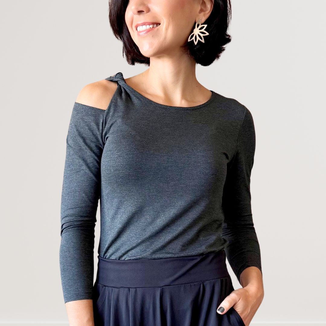 Blusa manga longa com detalhe nó ombro em viscolycra - Grafite