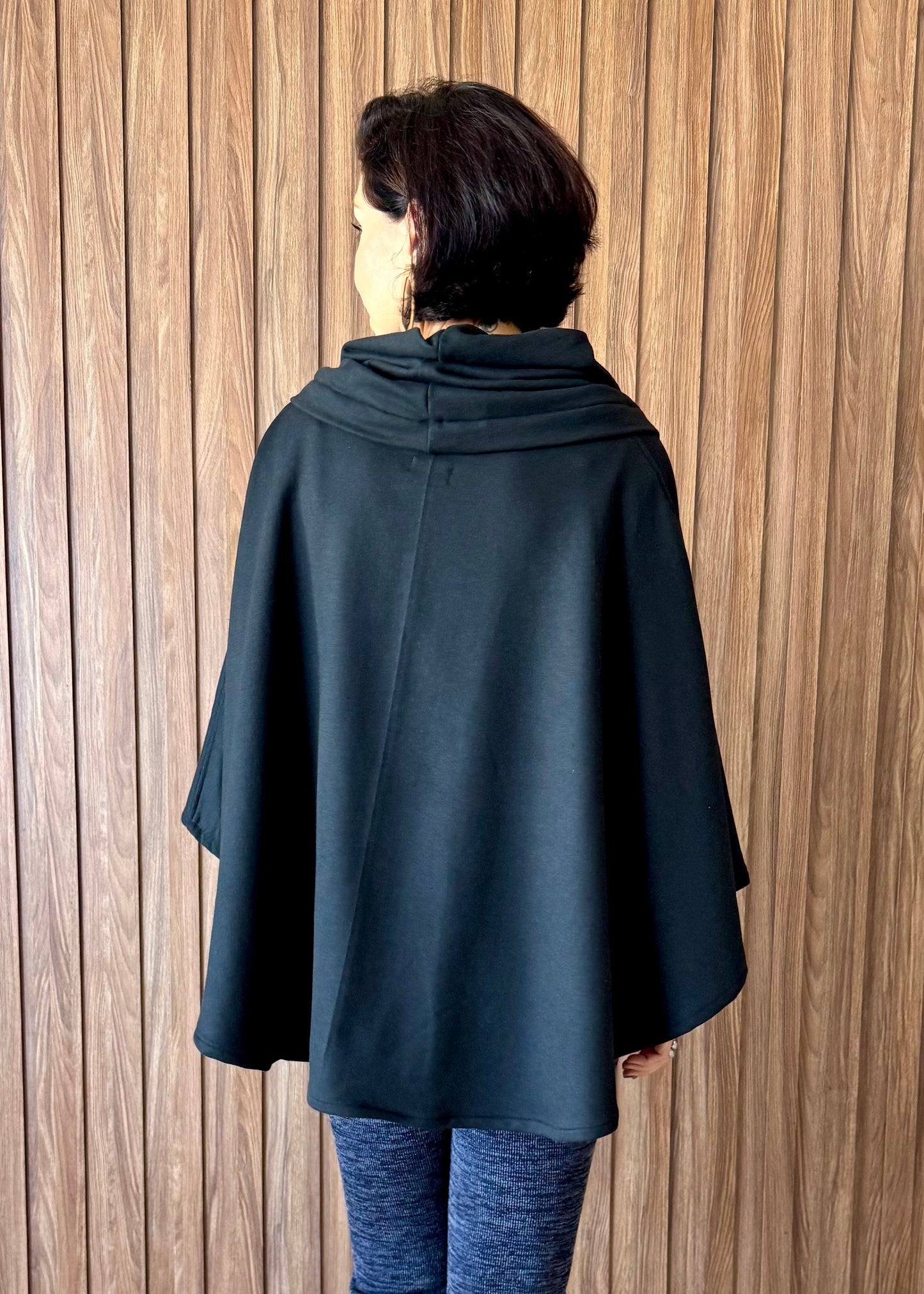 Poncho Redondo em Moletom (Preto)