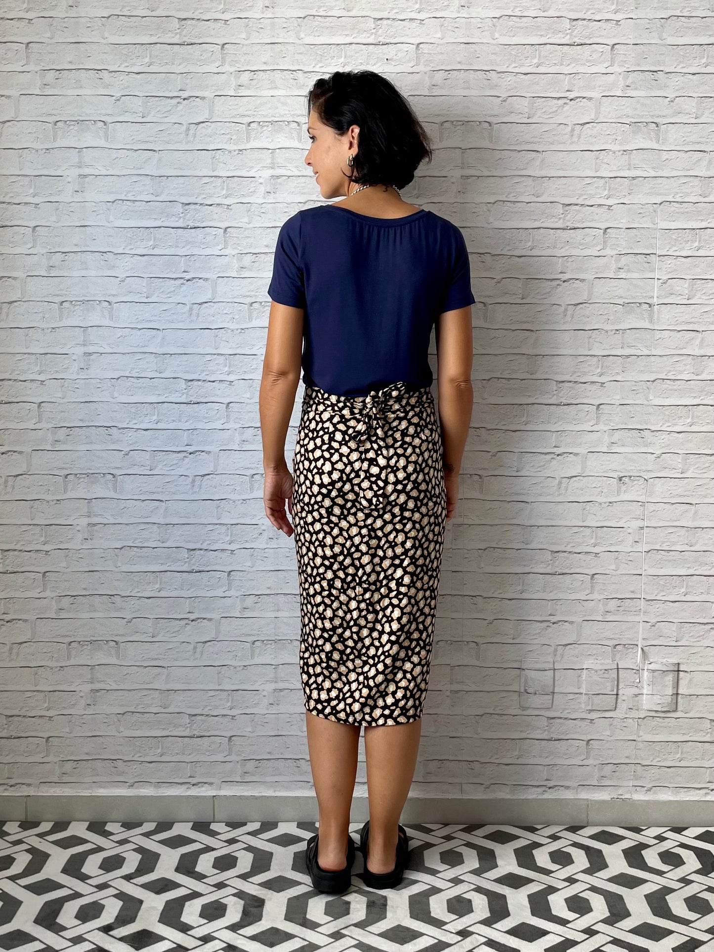 Saia Midi Transpassada em Viscose - Estampa Oncinha