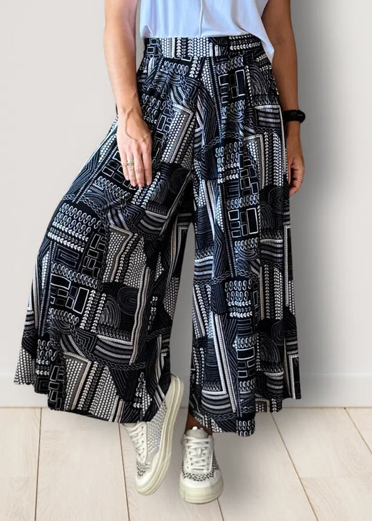 Calça Pantalona com bolsos em malha fria - Estampa Trama Urbana - Maira da Mai Style