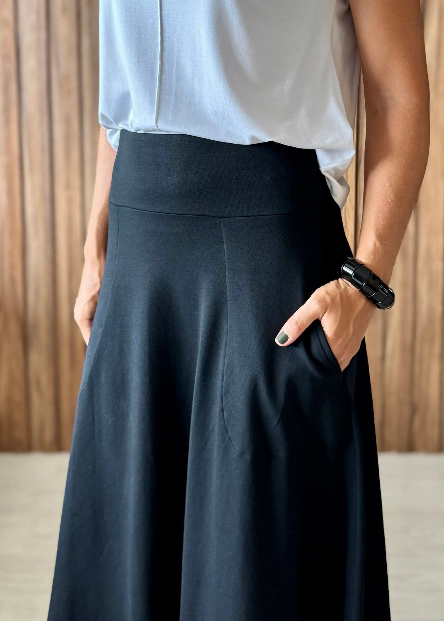 Saia Rodada com bolsos em Moletinho com Elastano (Preto) - Maira da Mai Style