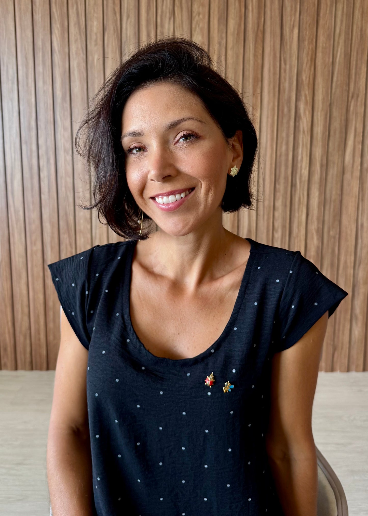 Vestido curto com detalhe em nó nas costas (preto com poá branco)