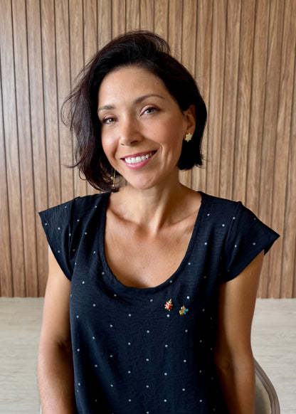 Vestido curto com detalhe em nó nas costas (preto com poá branco)