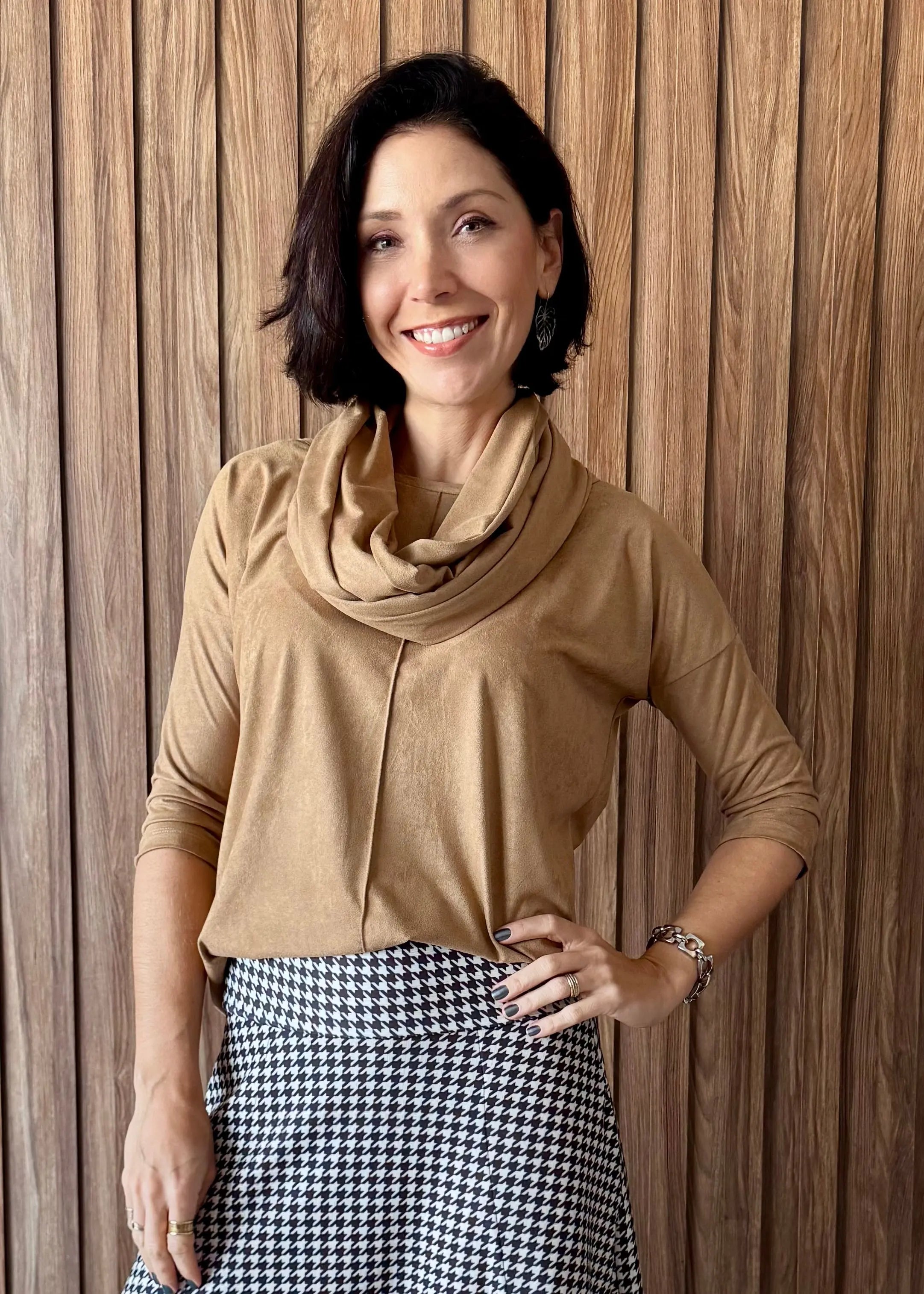 Blusa delícia manga 3/4 em suede - Caramelo
