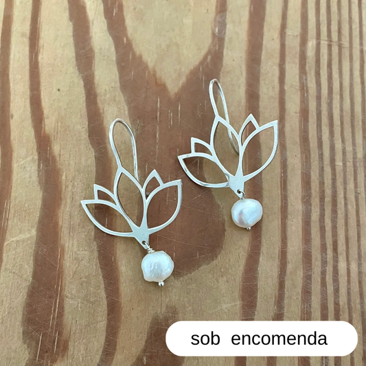 Brinco Flor de Lótus em Prata 925 com Pérolas Barrocas
