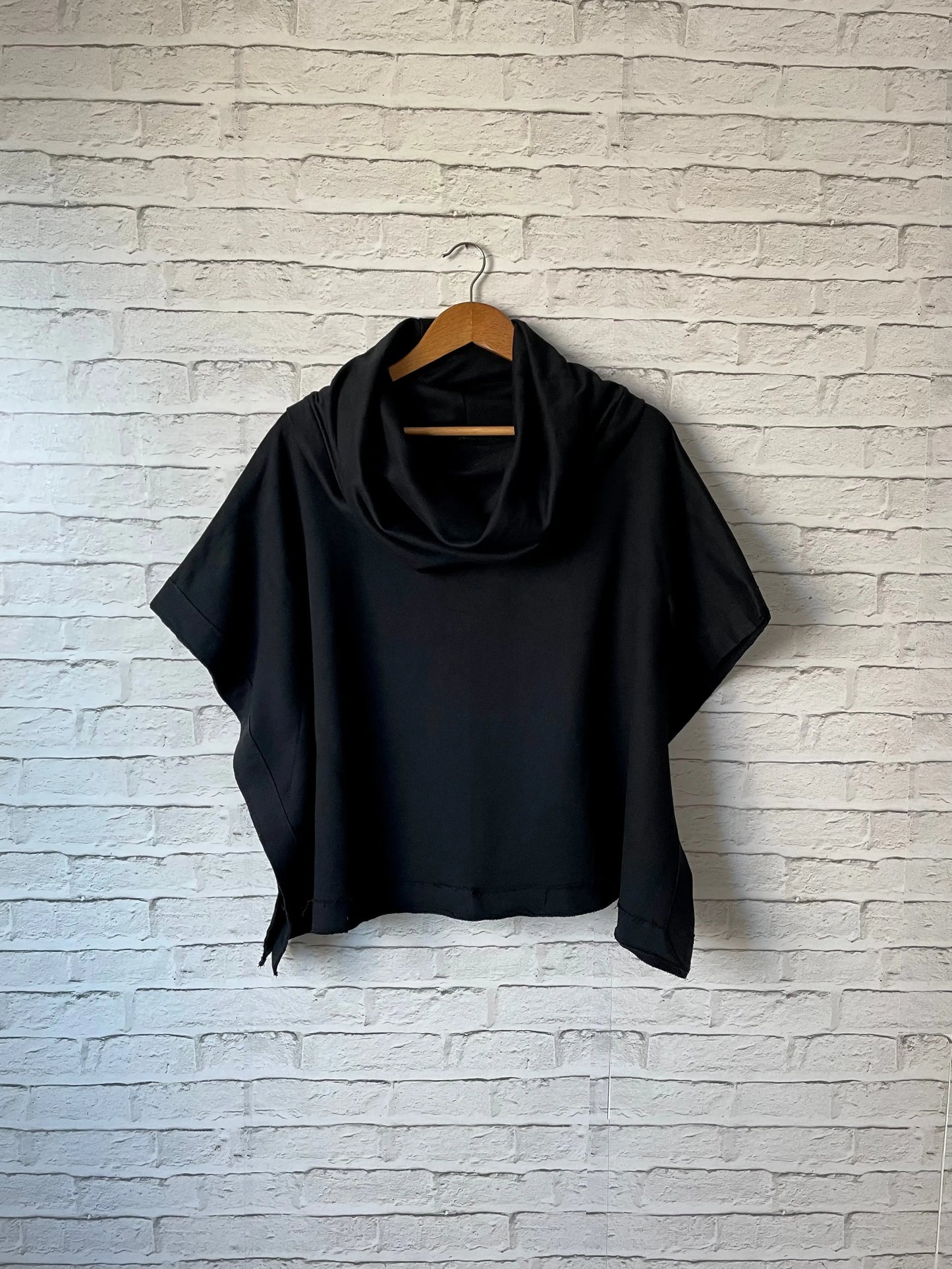 Poncho Reto em Moletom (Preto) 