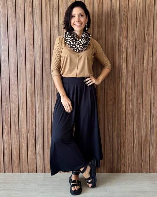 Blusa Delicia Suede 3/4 Caramelo + Calça Pantalona Malha Fria Preta + Gola Oncinha