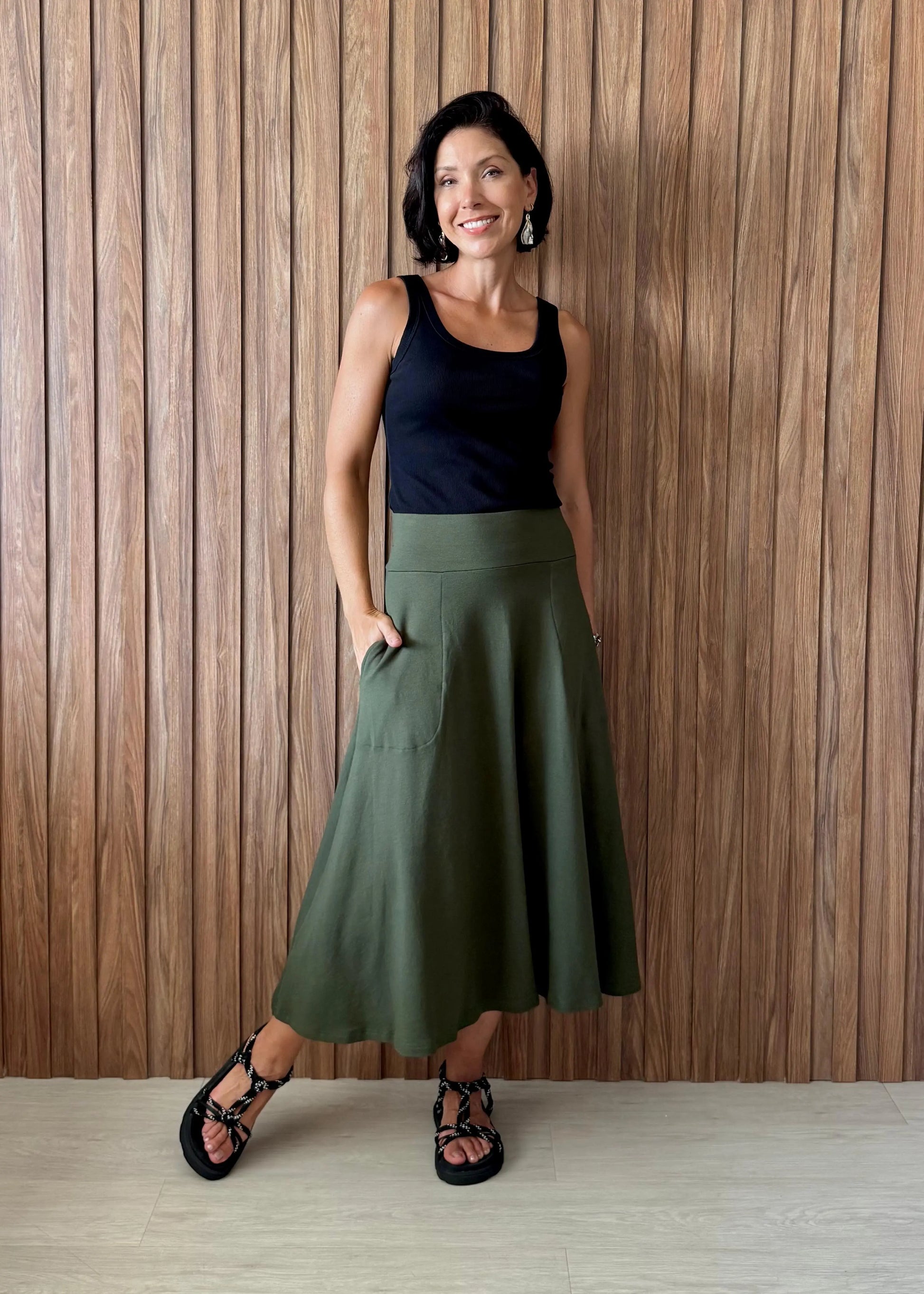 Saia Rodada com bolsos em Moletinho com Elastano (Verde Militar) - Maira da Mai Style