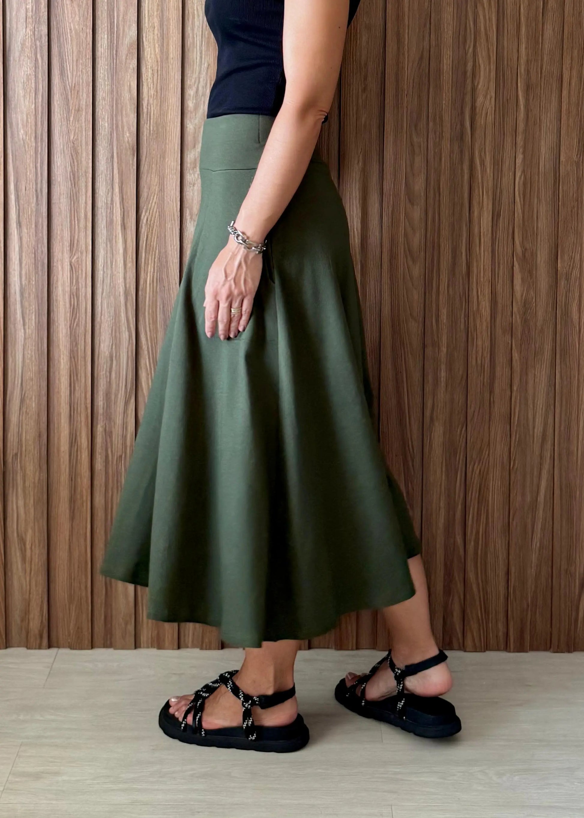 Saia Rodada com bolsos em Moletinho com Elastano (Verde Militar) - Maira da Mai Style