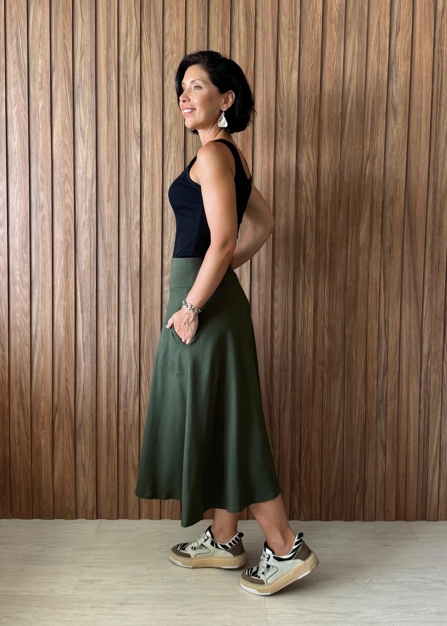 Saia Rodada com bolsos em Moletinho com Elastano (Verde Militar) - Maira da Mai Style