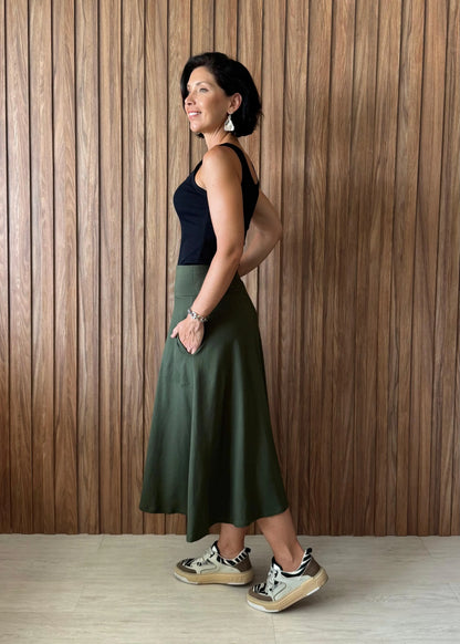 Saia Rodada com bolsos em Moletinho com Elastano (Verde Militar) - Maira da Mai Style