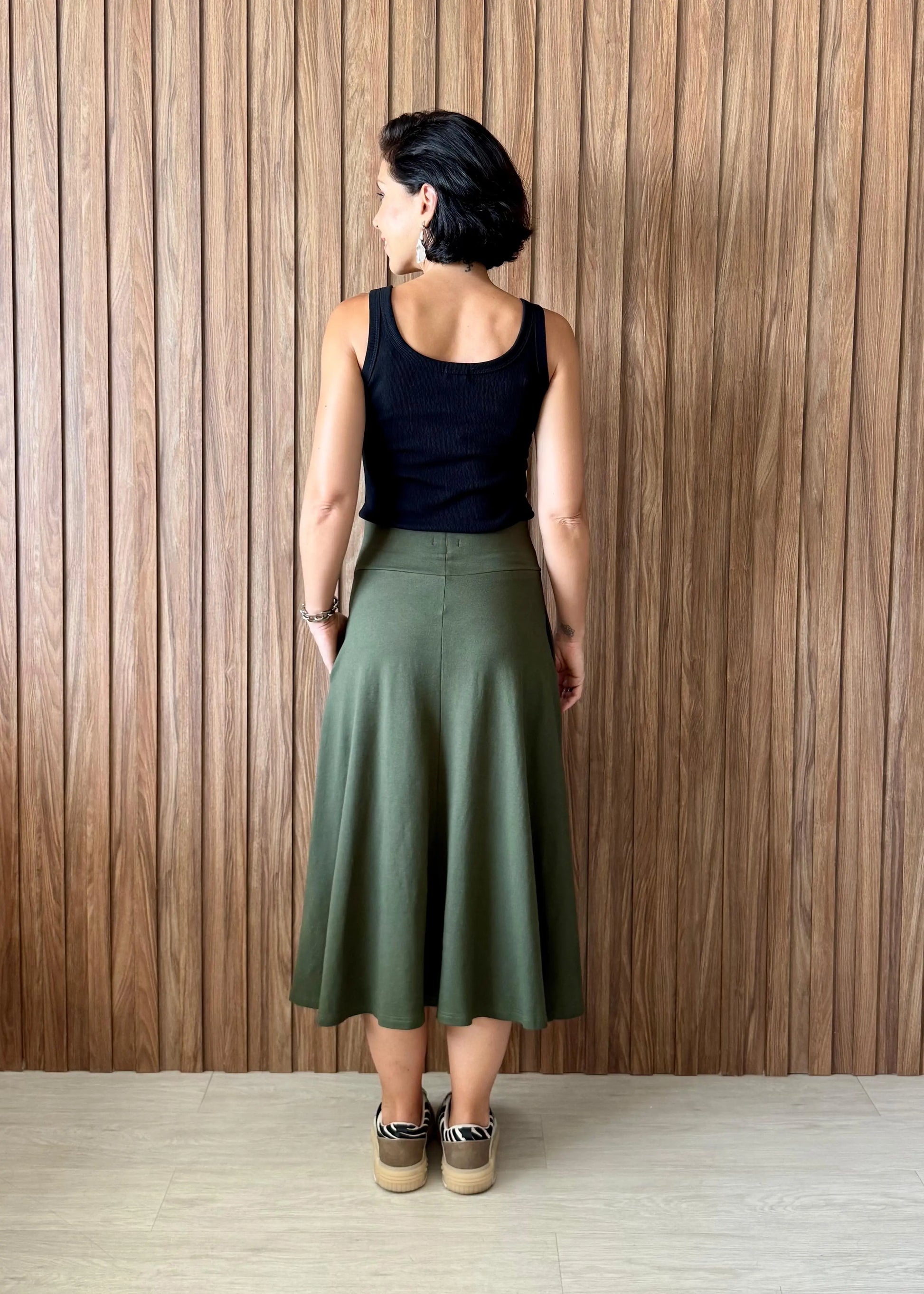 Saia Rodada com bolsos em Moletinho com Elastano (Verde Militar) - Maira da Mai Style